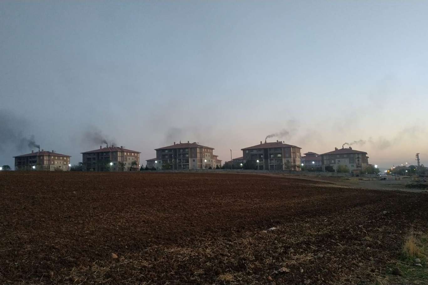 Askeri lojmanların bacalarından çıkan kömür dumanı vatandaşı mağdur ediyor